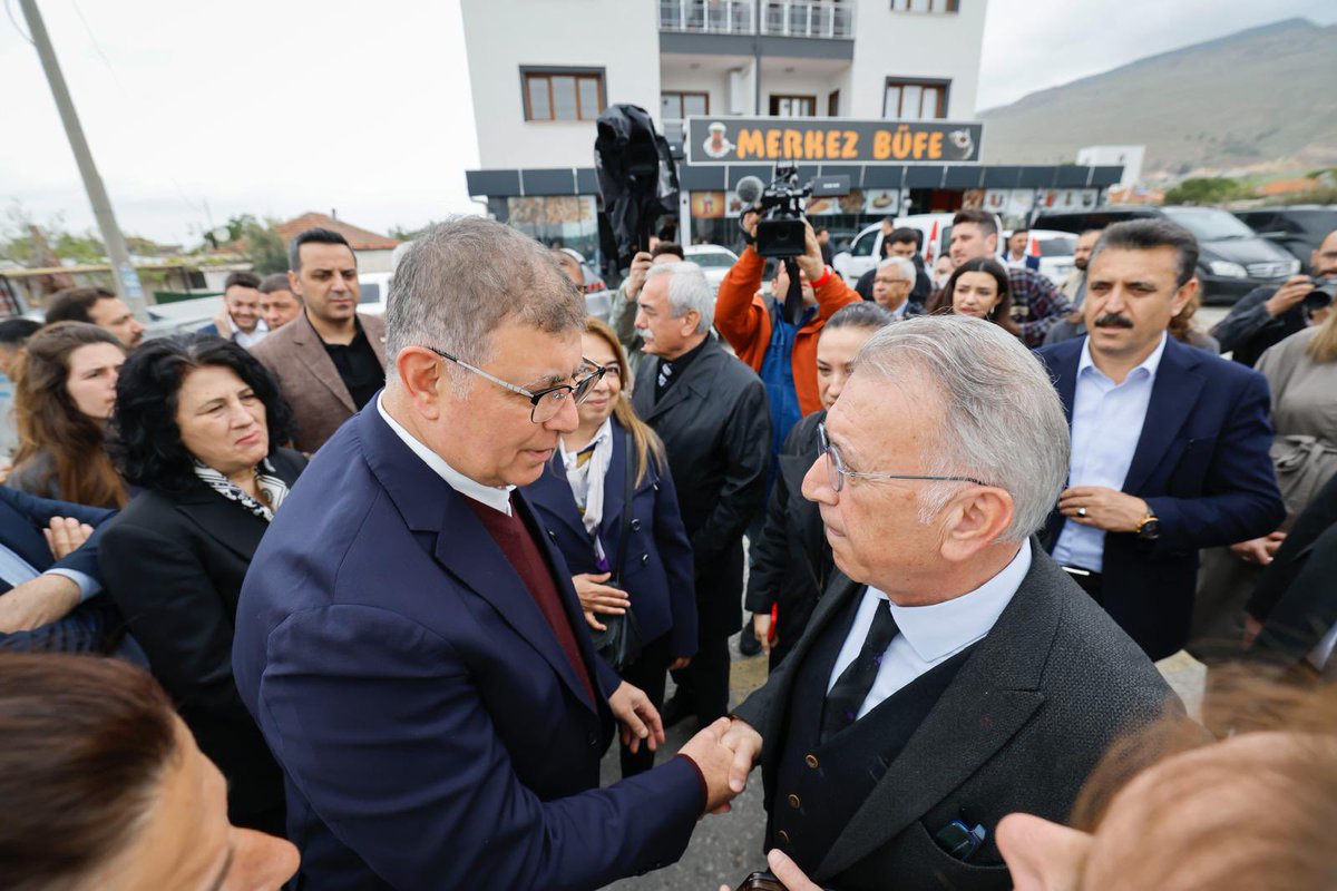 OnurEmrahYILDIZ's tweet photo. Büyükşehir Belediye Başkanımız Cemil Tugay, İzmir Baro Başkanı Sefa Yılmaz ve İlçe Belediye başkanları olarak; ‘Adalet ve Demokrasi’ mücadelesinde saf tuttuğu için tutuklanan gençlerimizi Menemen Cezaevi’nde ziyaret ettik. 

Düşünce ve eylem özgürlüğü; insanlık ve yurttaşlık hakkıdır. Anayasal ve demokratik haklarını kullanan gençlerimizin yanındayız!