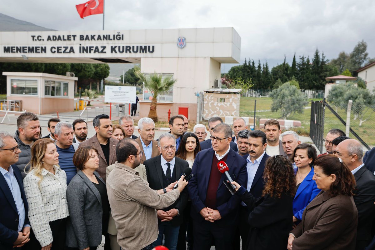 OnurEmrahYILDIZ's tweet photo. Büyükşehir Belediye Başkanımız Cemil Tugay, İzmir Baro Başkanı Sefa Yılmaz ve İlçe Belediye başkanları olarak; ‘Adalet ve Demokrasi’ mücadelesinde saf tuttuğu için tutuklanan gençlerimizi Menemen Cezaevi’nde ziyaret ettik. 

Düşünce ve eylem özgürlüğü; insanlık ve yurttaşlık hakkıdır. Anayasal ve demokratik haklarını kullanan gençlerimizin yanındayız!