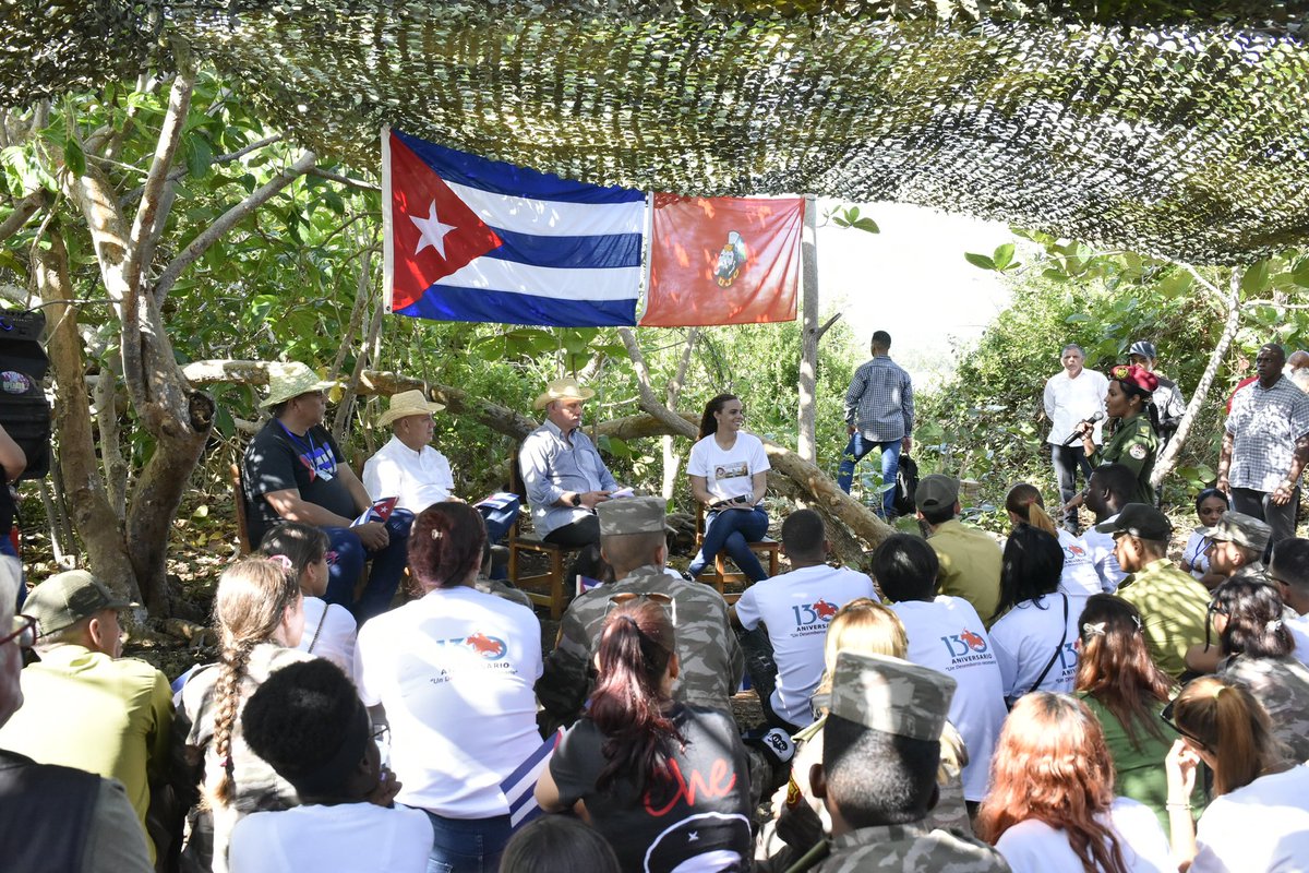 🇨🇺| Uno ama lo que conoce, y defiende solo lo que ama. Esa es la esencia de los encuentros con la historia que están protagonizando el presidente <a href="/DiazCanelB/">Miguel Díaz-Canel Bermúdez</a> y los jóvenes cubanos. El de ayer fue en Duaba, Baracoa. 

Conozca los detalles en el enlace:

🔗| presidencia.gob.cu/es/noticias/cu…