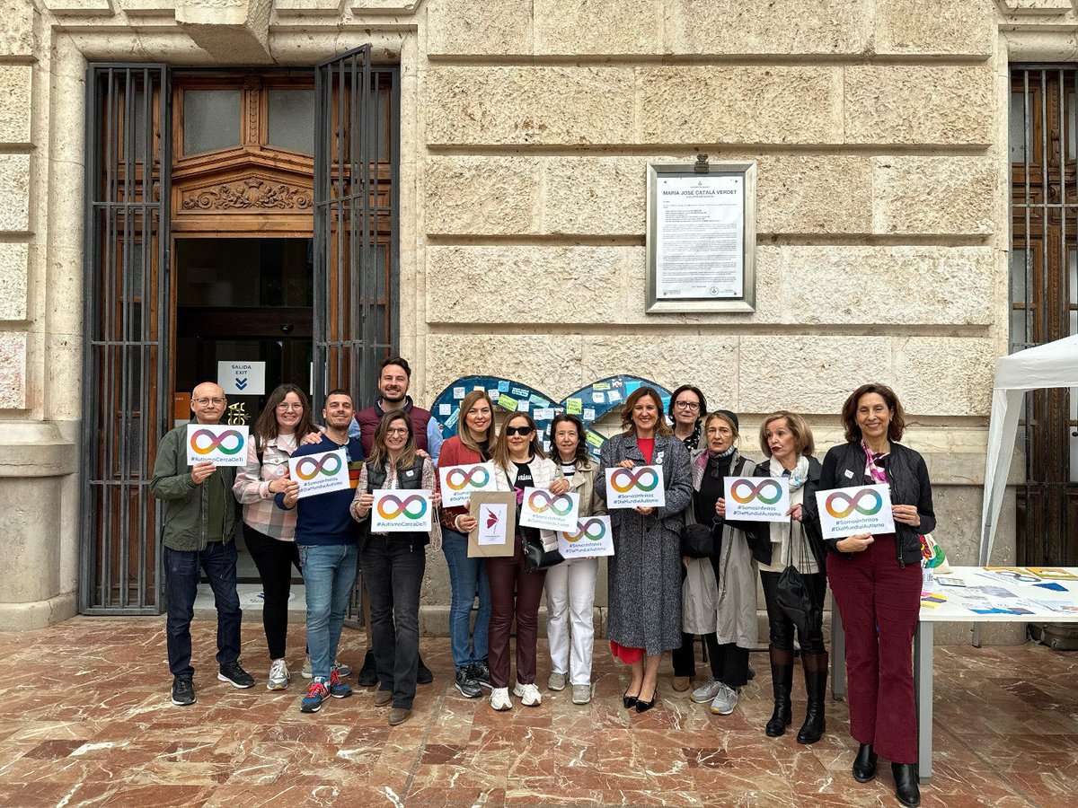 🟡La alcaldesa ha visitado la mesa informativa de <a href="/AsociacionASPAU/">AUTISMO ASPAU</a>, con motivo del #DíaMundialAutismo. 
🫂Ha reconocido la labor de las entidades implicadas en la concienciación sobre el #autismo y ha adelantado que la próxima #SanSilvestreVLC será a beneficio de estas entidades.