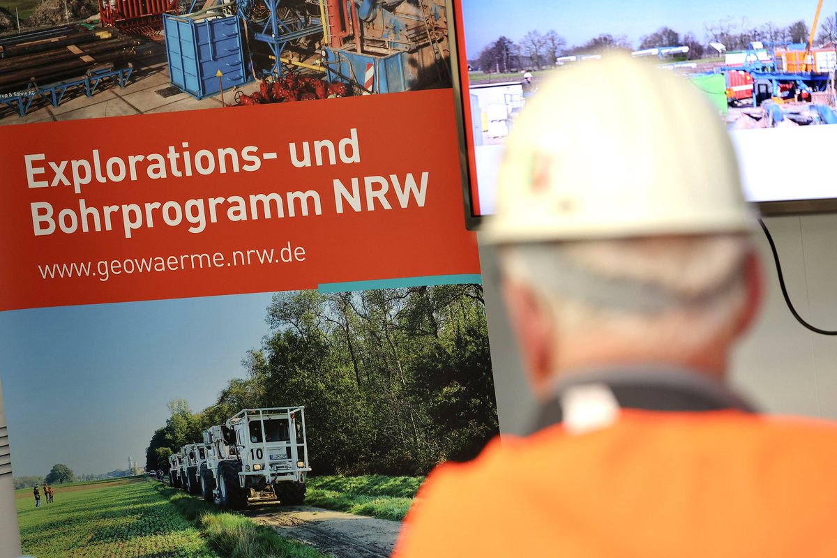 Wärme aus der Tiefe: NRW baut die Förderung für Geowärmeprojekte aus.
Ministerin @monaneubaur stellte das Förderpaket heute beim Besuch einer Forschungsbohrung in Krefeld vor: „Für eine nachhaltige, sichere &amp; bezahlbare Wärmeversorgung heben wir den Schatz unter unseren Füßen!“