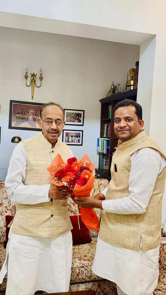 आज दिल्ली आवास पर पूर्व केंद्रीय मंत्री भारत सरकार आदरणीय विजय गोयल जी भाई साहब का सानिध्य प्राप्त हुआ और नोएडा में हो रही स्ट्रीट डॉग की समस्या के लिए अपना ज्ञापन दिया और भाई साहब से नोएडा में एक मीटिंग के लिए प्रस्ताव रखा !
<a href="/VijayGoelBJP/">Vijay Goel</a> <a href="/narendramodi/">Narendra Modi</a> <a href="/AmitShah/">Amit Shah</a> <a href="/BJP4UP/">BJP Uttar Pradesh</a>