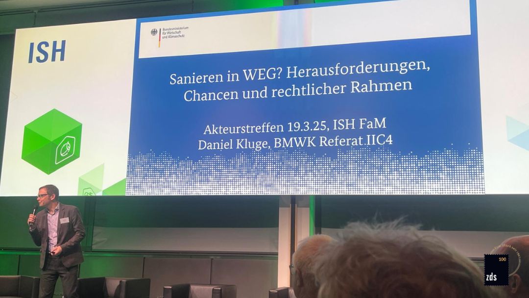 ZDS_News's tweet photo. Spannende und erkenntnisreiche Tage auf der ISH!  

👉🏻Beim 34. Netzwerktreffen der Akteure der energetischen Gebäudesanierung wurden wichtige Themen wie der Weg zum klimaneutralen Gebäudebestand, die Rolle von Schornsteinfegern und Energieberatern und vieles mehr ausgetauscht. https://t.co/lTECSQvfdr