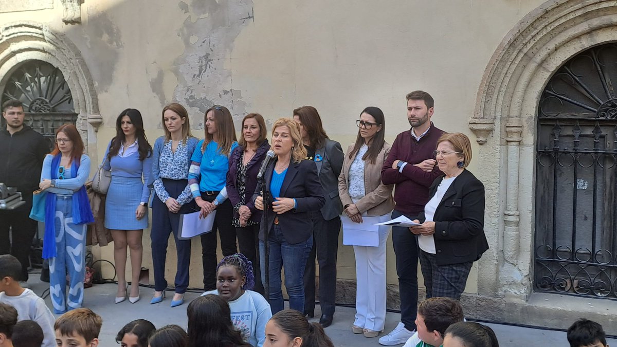 DT <a href="/FrancisBellido/">Francisco Bellido</a> y la coordinadora del <a href="/IAMJunta/">Instituto Andaluz de la Mujer</a>, <a href="/MEsparzaConesa/">María del Mar Esparza Conesa</a>  asisten al acto institucional con motivo del Día Mundial de Concienciación sobre el Autismo. 
➡️Bellido ha explicado que desde el Gobierno andaluz trabajan cada día para la inclusión de todas las personas.