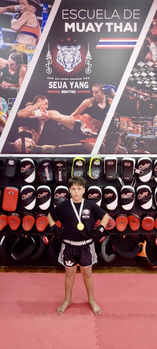 🥇ENHORABUENA!🥇

🥊Alexander Higuero del club Muay Thai La Nucia consiguió el Oro en la categoría Cadete 12-13 años en los campeonatos de España de #MuayThai celebrado en Alovera (Guadalajara) el pasado finde‼️

🔥Dedicación, esfuerzo y pasión!

#LaNucíaCiudadDelDeporte