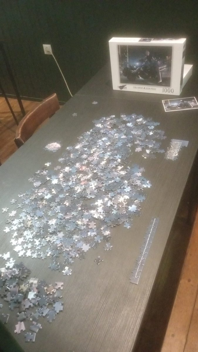 Pongo un puzzle en una mesa de juego de 4 personas. Con dos pelotas. Espero que los otros 40 sitios valgan para echar unas pachangas. 

Ya abrimos ayer por primera vez. Estamos en Jorge Borrow 1, 15005, A Coruña

Si, es un puto puzzle de final fantasy.