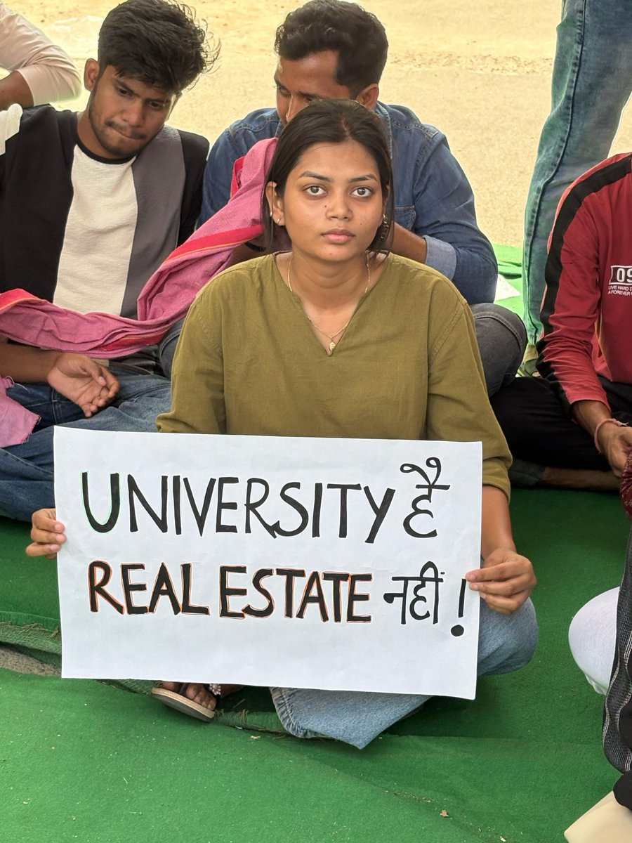TheScribeNow's tweet photo. University है
Real Estate नहीं

Students hold placards, sending a clear message to the Revanth Reddy government.

#SaveHCUBioDiversity #SaveHCU https://t.co/cewlZ75HCD