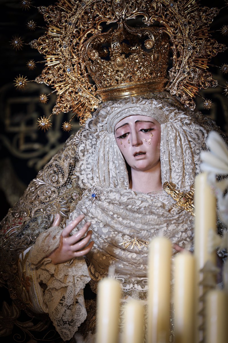 ⭐️María Santísima de la Estrella, en su paso de palio, espera un nuevo #DomingodeRamos.

Viste la saya blanca (Fco. Carrera <a href="/paquili1/">Paquili</a>), que recupera el diseño original de la antigua saya de salida, y lazo bordado, regalo de la Escolanía de #LaEstrella, estrenos de los