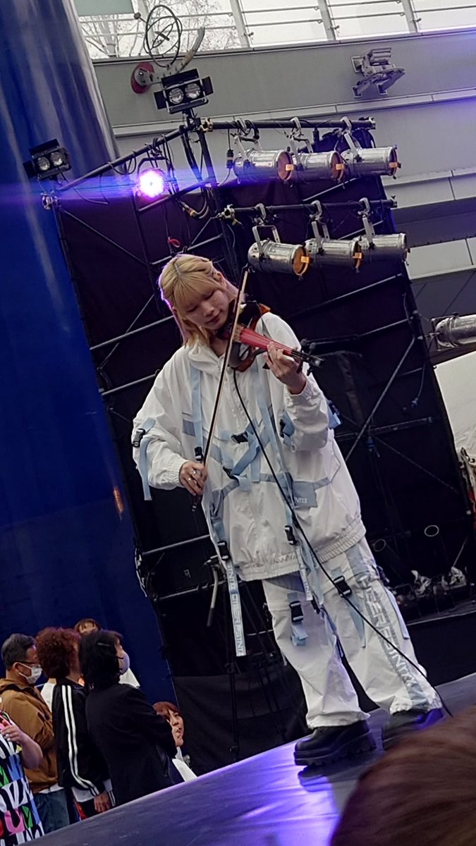T_Ktaro's tweet photo. フローリックって初めて聞いたけど...
おかげでバラード+バイオリン🎻を堪能できた😊
ありがとうフローリック👍
その後も楽しい曲盛りだくさんで大満足👏
#SPARKFES https://t.co/Hd9yzjpFiz