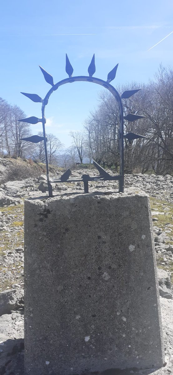 Vandalizadas dos de las tres cruces del camino de subida al Santuario de San Miguel de Aralar. El capellán, Alfonso Garciandía, expresa su tristeza y exige "que se respeten las ideas y los credos de los demás". #iglesianavarra #sanmigueldearalar