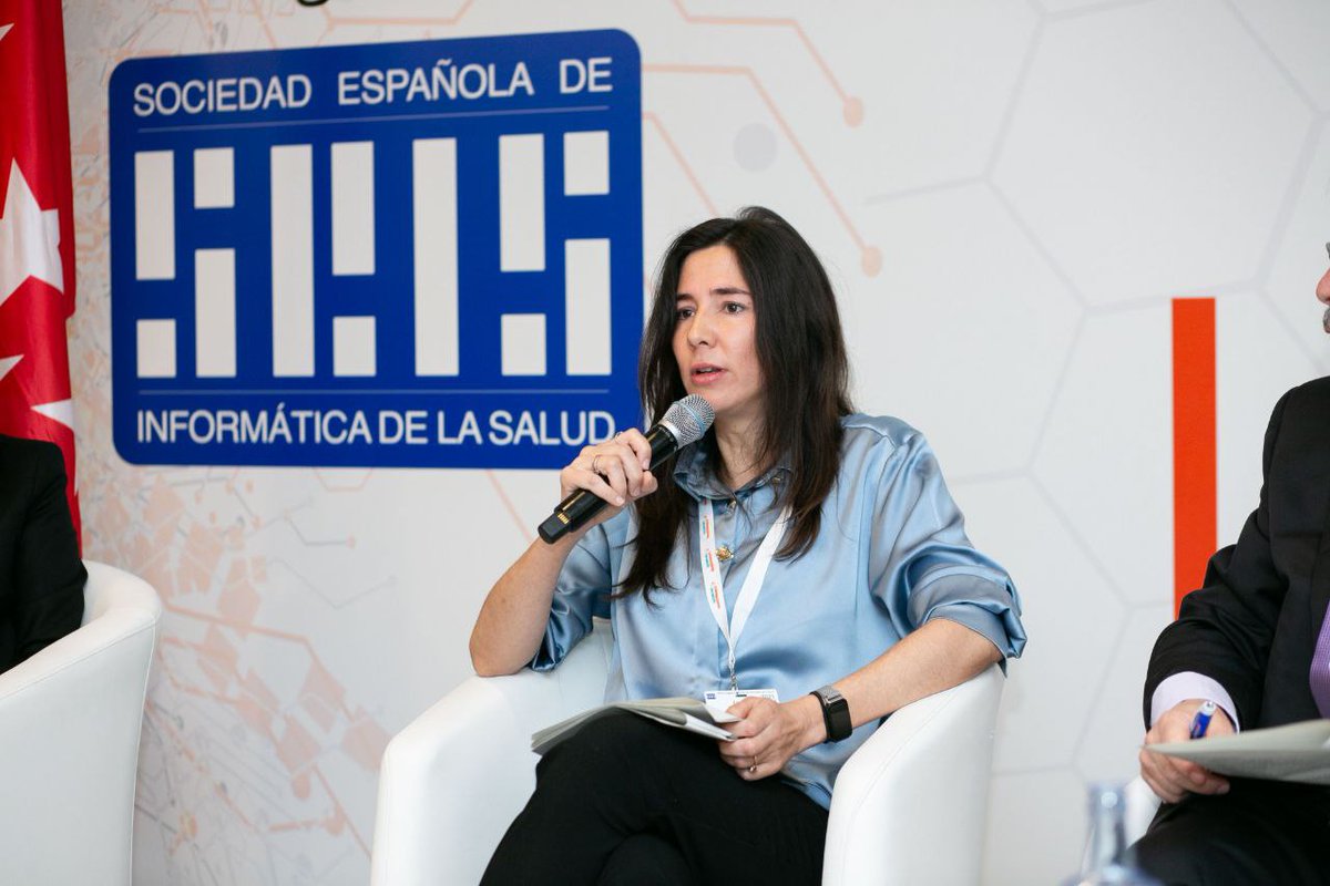SEISeSalud's tweet photo. #SEIS #Inforsalud25 #SaludDigital #InnovaciónSanitaria @sanidadgob 

XXVIII Congreso Nacional de Informática de la Salud - Sesión Debate 1 - “Modelo de gobernanza del dato sanitario ” - D.ª Belén Delgado Díez Subdirectora general adjunta de información sanitaria. Ministerio de Sanidad: La ponente subraya que la calidad del dato es esencial para una buena gobernanza del dato, ya que un dato incorrecto o poco fiable puede generar errores tanto en la asistencia sanitaria como en la investigación. Destaca que esta calidad comienza en el origen, es decir, en cómo los profesionales sanitarios recogen la información. El Ministerio de Sanidad lleva más de dos décadas trabajando en la recogida y normalización de datos, colaborando con las comunidades autónomas mediante unidades técnicas y sistemas como CIE, SNOMED CT o HL7. Asimismo, se ha creado la Oficina del Dato como clave para el Espacio Nacional de Datos de Salud. Señala que, aunque los avances a nivel nacional han sido lentos, en el contexto europeo España es líder en interoperabilidad, especialmente en historia clínica y receta electrónica. Pone en valor el esfuerzo conjunto de todas las comunidades autónomas, reconociendo el reto de trabajar en un sistema descentralizado, pero resaltando que esta colaboración ha permitido grandes avances y posiciona a España como referente en este ámbito.