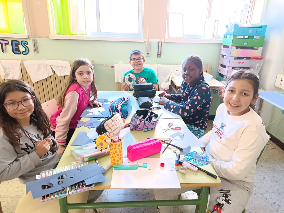 🐟LE POISSON D' AVRIL🐟
En 4ºB de #EducacionPrimaria hemos celebrado este día realizando en el aula de Plástica nuestros propios poissons con unos CDs antiguos y cartulina #LaEstrellaEsMiCole