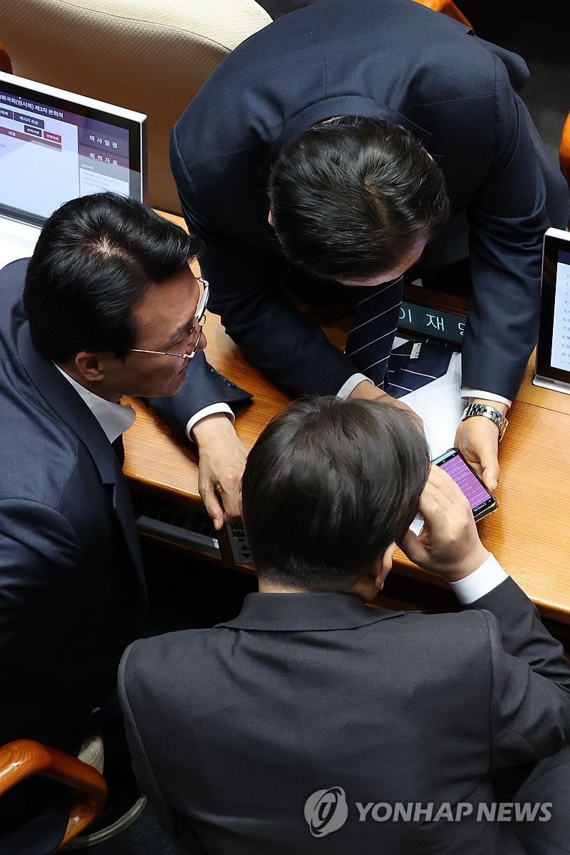 whysolonely1024's tweet image. ㅅㅂㅋㅋㅋㅋㅋㅋㅋㅋㅋㅋㅋㅋㅋㅋㅋㅋㅋㅋㅋㅋㅋㅋㅋㅋㅋㅋㅋㅋ

정청래 국회 법제사법위원장이 2일 오후 국회 본회의에서 이재명 더불어민주당 대표, 김민석 최고위원과 대화하며 조국 전 조국혁신당 대표 딸과 심우정 검찰총장 딸 의혹 비교 휴대폰 화면을 보여주고 있다.
m.news.nate.com/view/20250402n…