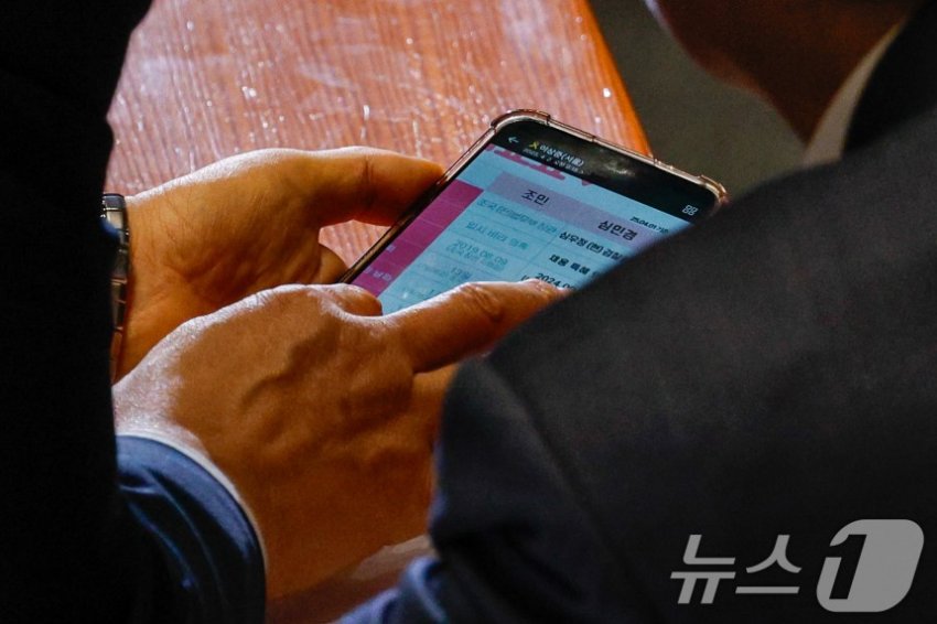 whysolonely1024's tweet image. ㅅㅂㅋㅋㅋㅋㅋㅋㅋㅋㅋㅋㅋㅋㅋㅋㅋㅋㅋㅋㅋㅋㅋㅋㅋㅋㅋㅋㅋㅋ

정청래 국회 법제사법위원장이 2일 오후 국회 본회의에서 이재명 더불어민주당 대표, 김민석 최고위원과 대화하며 조국 전 조국혁신당 대표 딸과 심우정 검찰총장 딸 의혹 비교 휴대폰 화면을 보여주고 있다.
m.news.nate.com/view/20250402n…