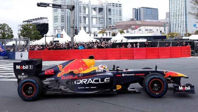 Yuki in the RB7 on the streets of Tokyo.