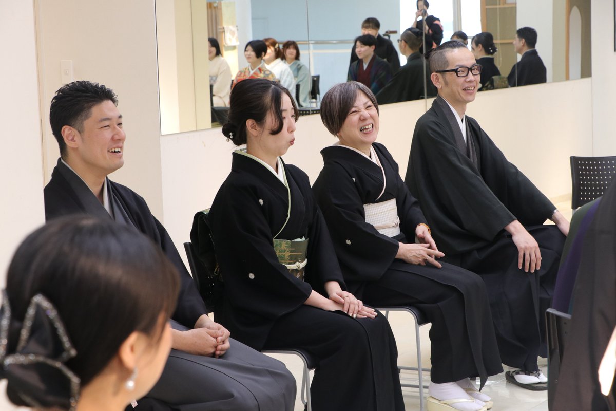 wasoukan's tweet photo. 入社式つつがなく終了 　弊社㈱和想も４月１日に入社式を行いました。今年は写真の３名が入社。和の想いを世界へひろげんと、和想という名前で2005年に鳥取で起業し、20年。2015年には「和の想いを世界へ」の創業理念は、ロンドン店オープンという形で実現できました。残念ながら、英国のEU離脱という経済混乱で2018年で閉店、その後のコロナ禍で国内店舗も山陰の5店舗に縮小しました。 　創業20年、ご覧の通り、弊社の強みは、スタッフが若くて明るいこと。若い力を伸ばし、今一度世界へ和の心を伝播できるようにがんばります！！ 　#日本男児 #着物 #和想館 #TSK #きものコーディネート #男きもの #着物 #和装 #着物女子 #着物ガール #着物コーデ #着物コーディネート #着物チャレンジ #着物狂 #kimono #訪問着 #着付け教室 #着付けレッスン #着物でお出掛け #振袖 #振袖レンタル #着物レンタル #袴 #袴レンタル #卒業式 #成人式男児 #お召 #かまいたちの掟 #ニュースエブリ #花見 #入社式
@wasoukan