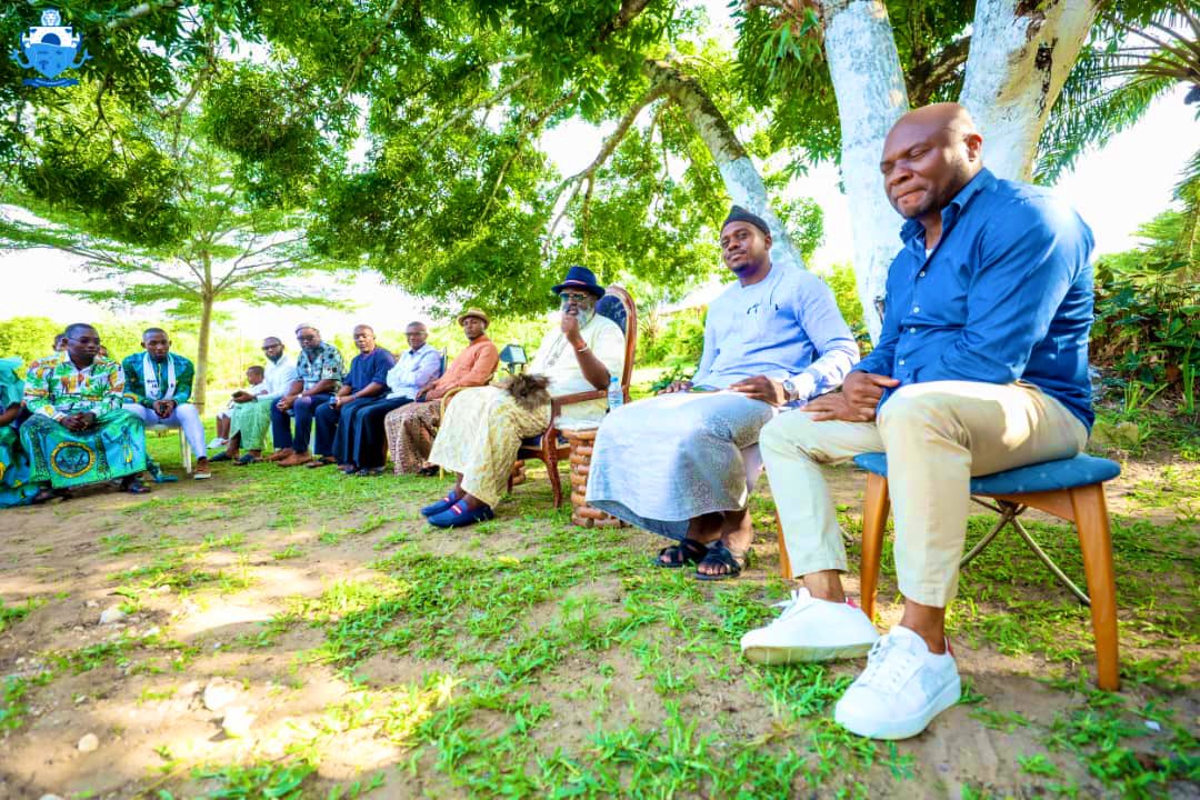 Dimanche au Palais Bakoko s’est tenu un moment d’échange avec notre jeunesse autour des problématiques d’insertion professionnelle,présentation de projets et la place de nos associations culturelles dans le développement communautaire.