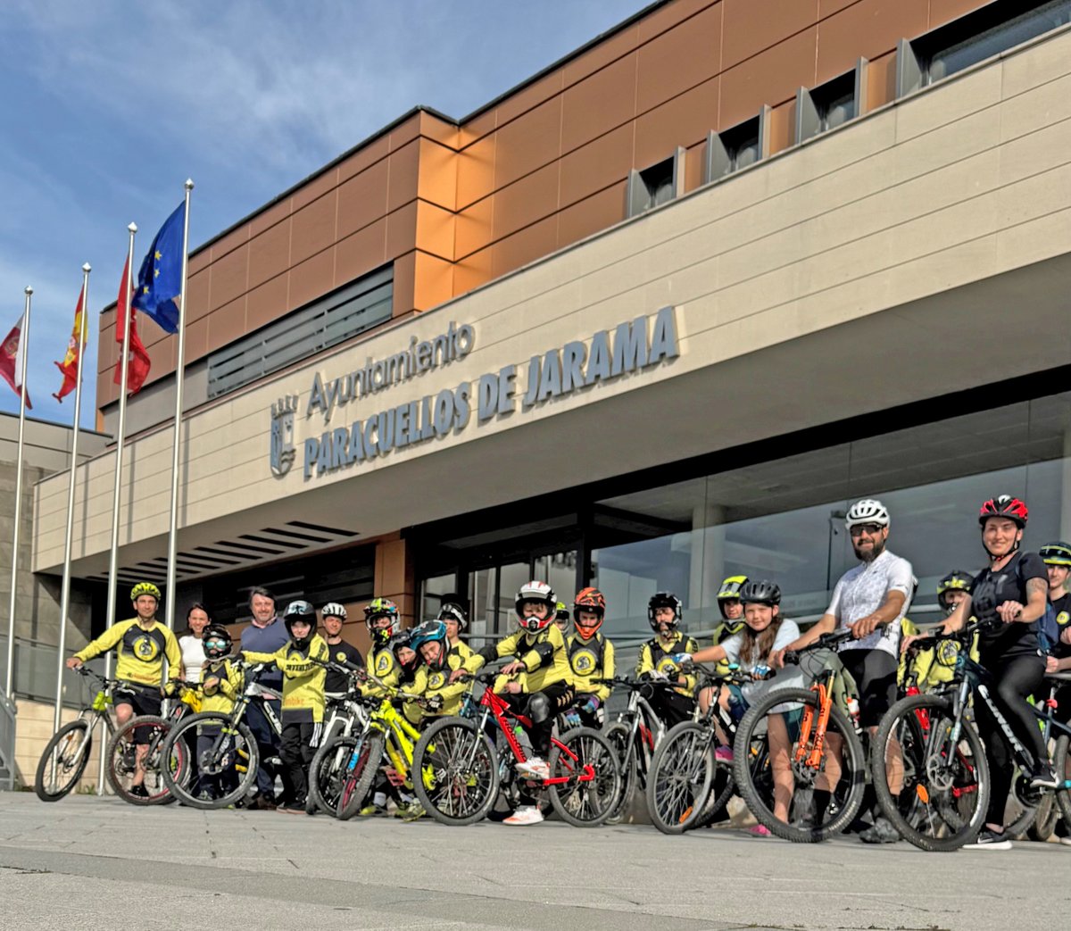 AytoParacuellos's tweet photo. 🚴‍♀️ El Ayuntamiento de Paracuellos de Jarama cuenta para el reto ‘30 días en bici’ #30DB con la colaboración de la Escuela de Ciclismo de Paracuellos.

🔗 https://t.co/hH9AGiZ25B
@RedCiudadesBici

(Hilo 🧵) https://t.co/4mE5XZpX3B