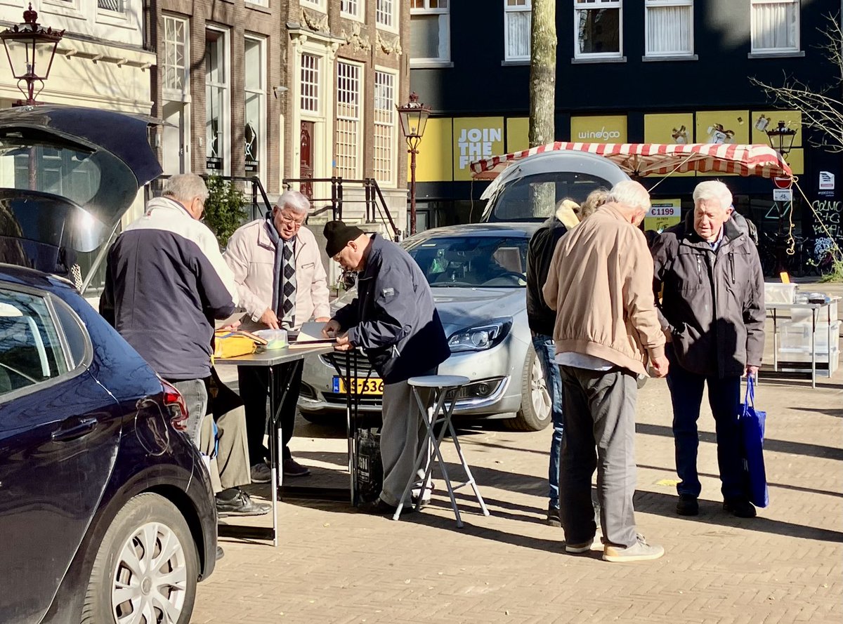Standvastig fenomeen in Amsterdam: de postzegelmarkt op de Nieuwezijds Voorburgwal. Hooguit twee, drie kramen nog, maar toch …