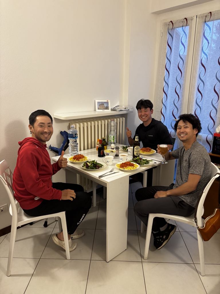 【大腿骨転子部骨折 5日目🏠】
とても順調に回復しており、5日目にして退院の許可がでました！
そして、チームメイトのいるチームハウスに帰ってきました🙌
やはり皆と一緒にいるとテンションが上がります😁
夕食はレースでも支えてくれている平川マッサーと酒井メカが作ってくれました！