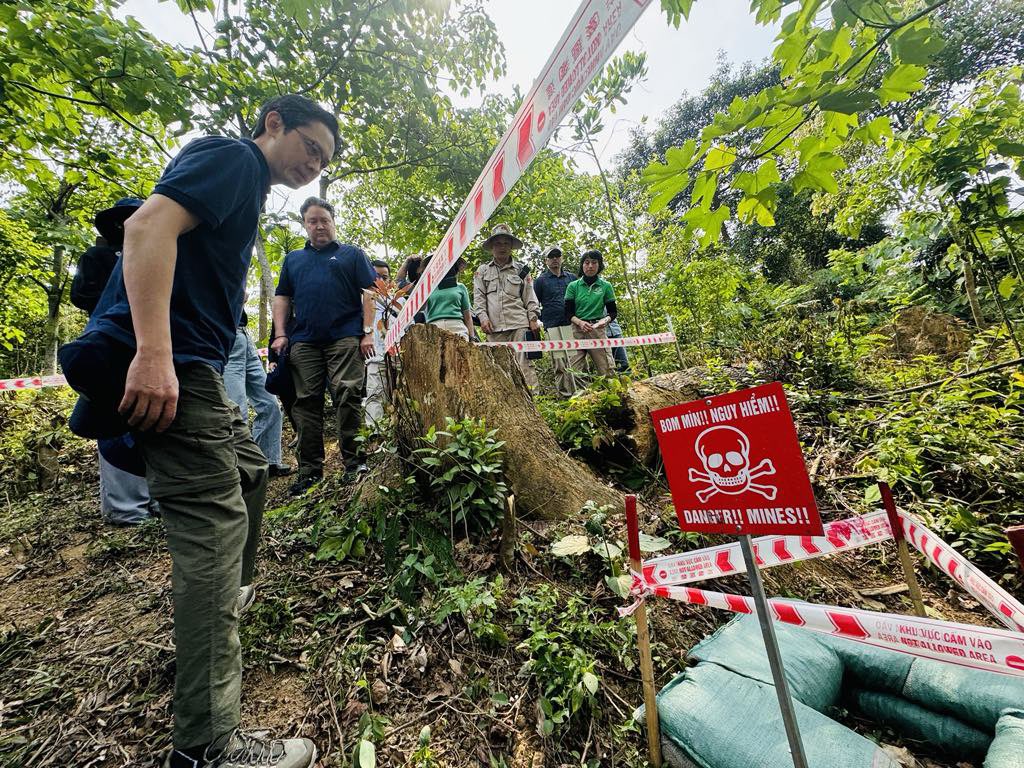 Thank you, Amb. Knapper, for this joint visit to clearance site in Quang Tri province. Thanks to <a href="/PeaceTreesVN/">PTVN</a> for your excellent work, helping clear UXO/ERW to bring safety back to this war-ravaged land. 
Addressing war legacy is foundational for advancement of 🇻🇳 - 🇺🇸 CSP.
