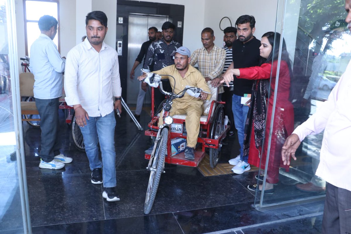 TheMuthootGroup's tweet photo. As part of our commitment to making a real difference, Muthoot Finance donated 13 battery-operated tricycles to differently abled individuals in Karnal, Haryana, giving them the gift of movement and newfound freedom.
#TheMuthootGroup #MuthootFinance #MuthootCSR #CSRActivity #CSR https://t.co/y9XoMztRRP