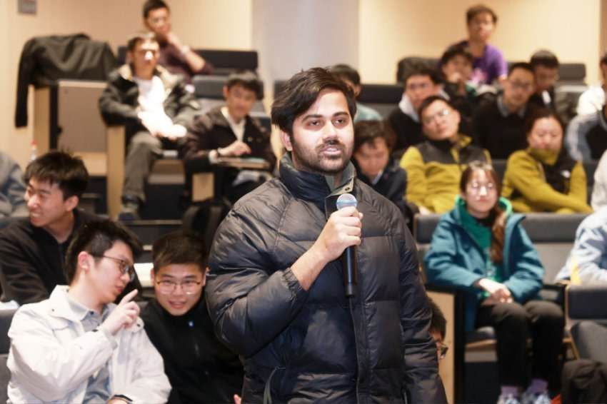 Tsinghua_Uni's tweet photo. “Scientific research is full of unknowns, always stay curious &amp; open-minded.” #NextGen dived into #TopTalk on #QuantumFrontiers with Nobel Laureate Prof. @HarocheSerge, exploring Rydberg atoms, quantum computing, and AI’s role in science. https://t.co/EFeA6VPbas