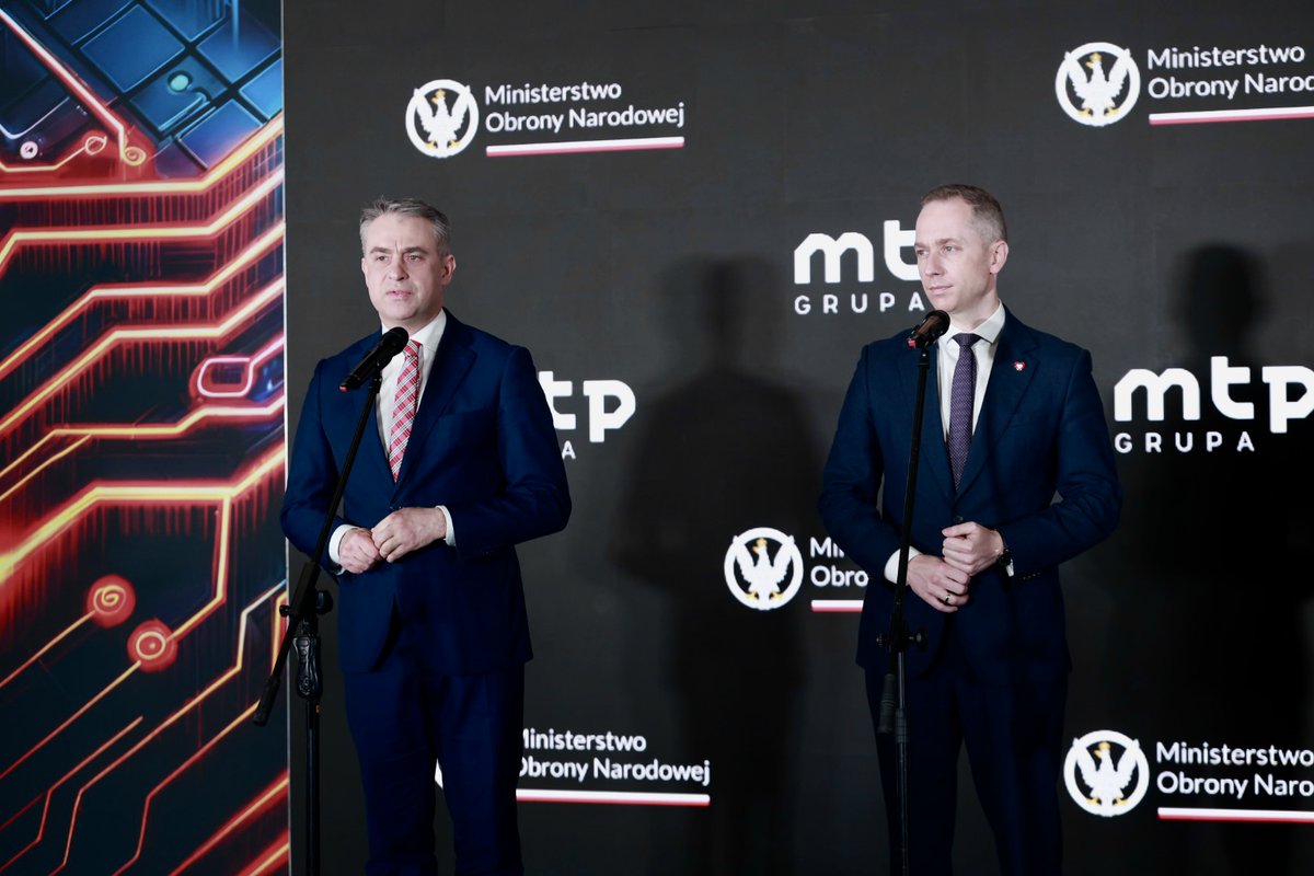 Ministerstwo Cyfryzacji (@cyfra_gov_pl) on Twitter photo 💬 Polska jest dziś najbardziej atakowanym państwem w UE. Toczymy hybrydową wojnę z Rosją – tu i teraz, na naszym terytorium. Potrafimy się bronić, ale kluczem jest współpraca. Z <a href="/MON_GOV_PL/">Ministerstwo Obrony Narodowej 🇵🇱</a>, z premierem <a href="/KosiniakKamysz/">Władysław Kosiniak-Kamysz</a>, z ministrem <a href="/CTomczyk/">Cezary Tomczyk</a>. Tylko razem wejdziemy na wyższy 💬 Polska jest dziś najbardziej atakowanym państwem w UE. Toczymy hybrydową wojnę z Rosją – tu i teraz, na naszym terytorium. Potrafimy się bronić, ale kluczem jest współpraca. Z <a href="/MON_GOV_PL/">Ministerstwo Obrony Narodowej 🇵🇱</a>, z premierem <a href="/KosiniakKamysz/">Władysław Kosiniak-Kamysz</a>, z ministrem <a href="/CTomczyk/">Cezary Tomczyk</a>. Tylko razem wejdziemy na wyższy