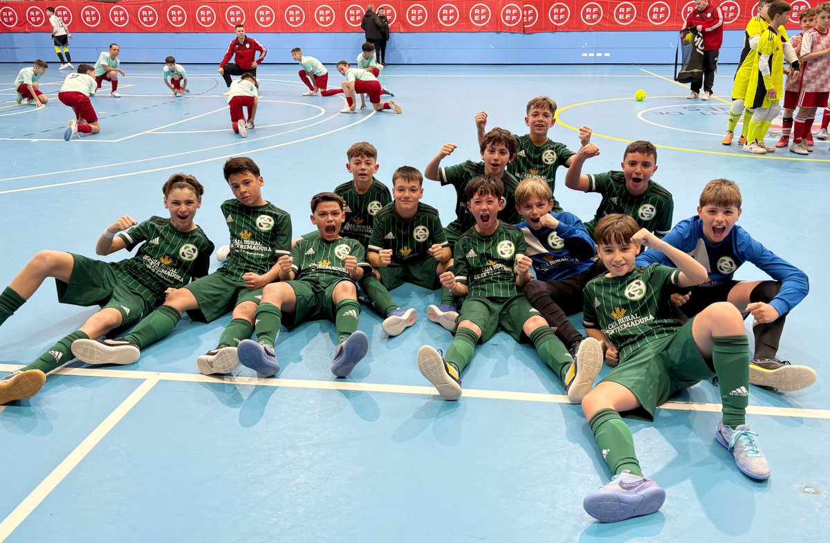 FedExFutbol's tweet image. 🏆 🇪🇸 | #CESA |  

🧒𝐒𝐮𝐛 𝟏𝟐 𝐌𝐀𝐒𝐂𝐔𝐋𝐈𝐍𝐀 𝐅𝐮́𝐭𝐛𝐨𝐥 𝐒𝐚𝐥𝐚

CASTILLA Y LEÓN 3-4 EXTREMADURA

🏁¡¡¡¡Finaaaaaal en 📍Blanes!!!! 

✅¡Enorme victoria de los alevines extremeños, que inician el torneo con 3 puntos vitales para sus opciones de clasificación!…