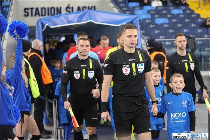 Trójka sędziów KS <a href="/DolZPN/">Dolnośląski Związek Piłki Nożnej</a> poprowadzi dzisiejszy mecz 1/2 finału <a href="/PZPNPuchar/">Puchar Polski</a> pomiędzy <a href="/RuchChorzow1920/">Ruch Chorzów</a> a <a href="/LegiaWarszawa/">Legia Warszawa 🏆</a> 
Damian Sylwestrzak jako s.główny, Adam Karasewicz jako s.asystent a <a href="/Kornel85/">Kornel Paszkiewicz</a> jako s.techniczny 
Początek spotkania 18:00, transmisja📺w <a href="/sport_tvppl/">TVP SPORT</a>