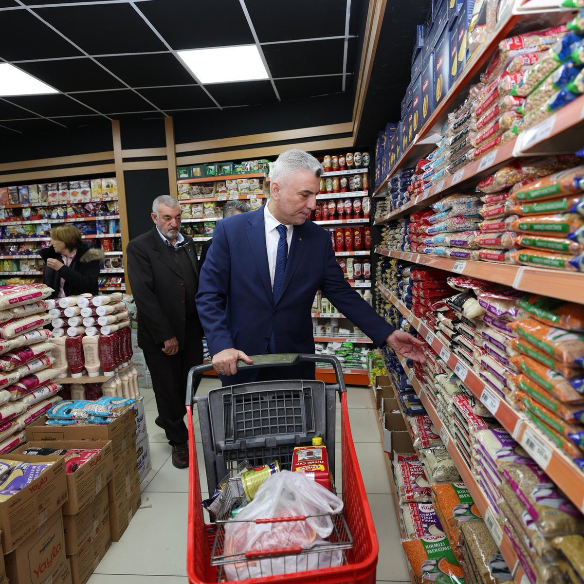pusholder's tweet photo. Ticaret Bakanı Ömer Bolat, boykot çağrılarına tepki olarak 2 Nisan’da alışveriş yaptı. https://t.co/lMHS2sqCt6