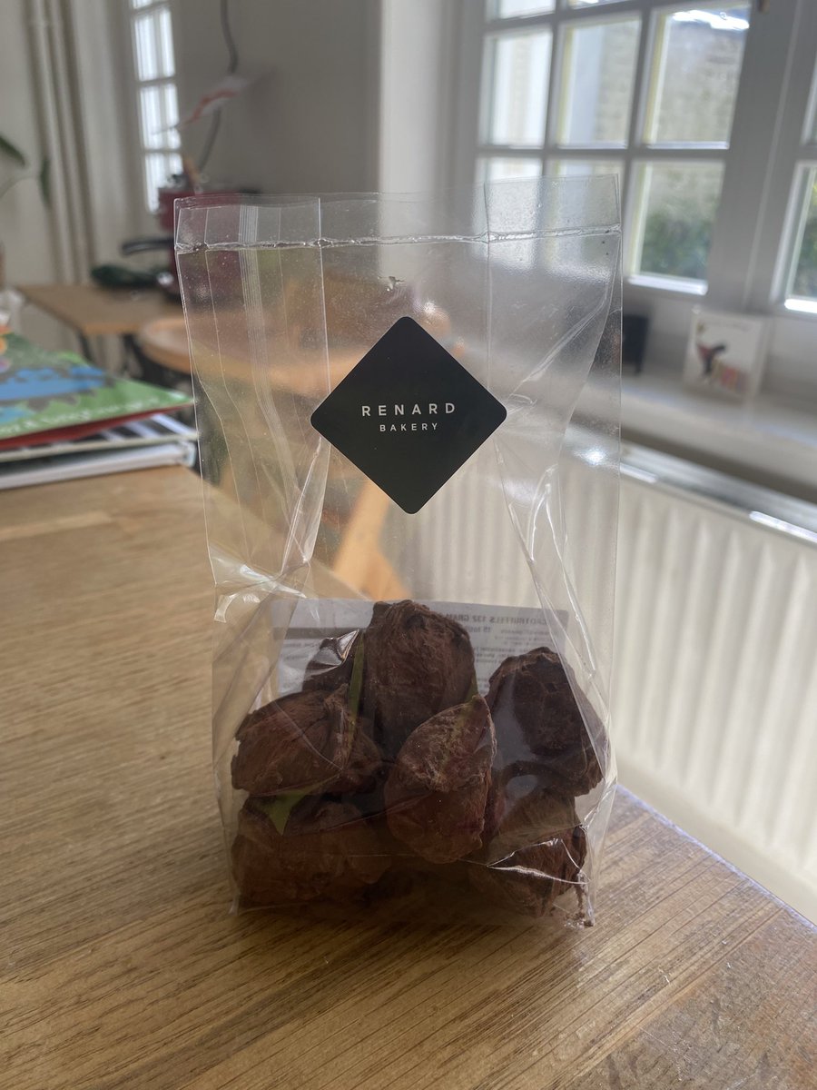 今日の4時間ソロ同通のお供は、近所のパン屋さんで買ったチョコ。パン屋で作ってるとは思えないクオリティの高さ。休憩中のチョコと晩酌用のビールを選ぶのが楽しすぎるベルギー生活😆