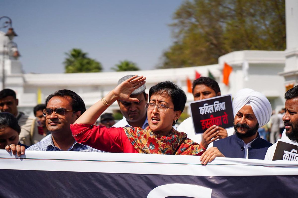 punjabkesari's tweet image. भारतीय जनता पार्टी के मंत्री कपिल मिश्रा की गिरफ़्तारी और दिल्ली सरकार के मंत्रिमंडल से उनकी बर्खास्तगी को लेकर आज आम आदमी पार्टी के विधायकों का विधानसभा परिसर में प्रदर्शन।

#KapilMishra #BJP #AAPProtest #DelhiGovernment #DelhiPolitics #AssemblyProtest #AAPVsBJP #PoliticalNews…