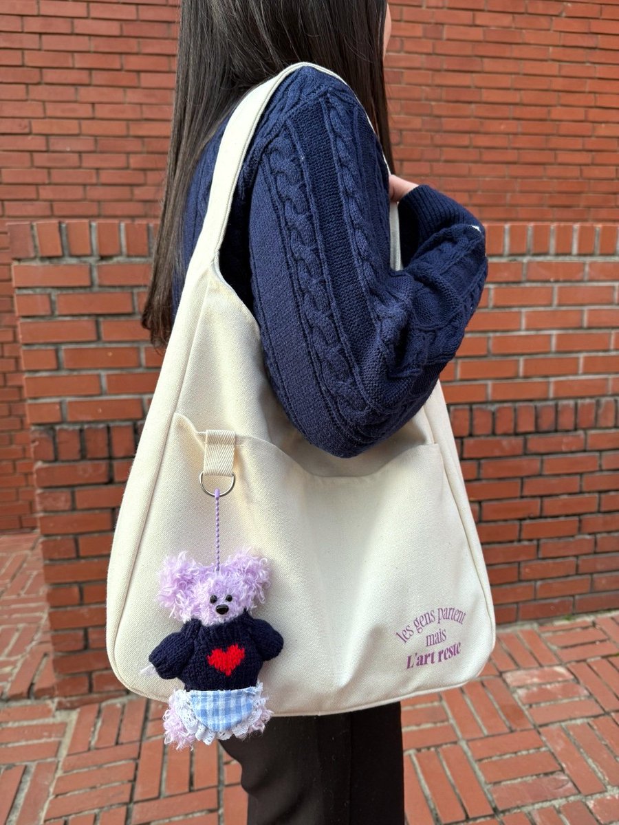 #뮤지컬 #라흐헤스트

MD 안내

가방 하나 들고 🎵

📍 에코백 - 28,000원

금일 8시 공연부터 구매 가능합니다.

*본 사진은 연출된 사진입니다.

-
2025.03.25-06.15
예스24스테이지 1관