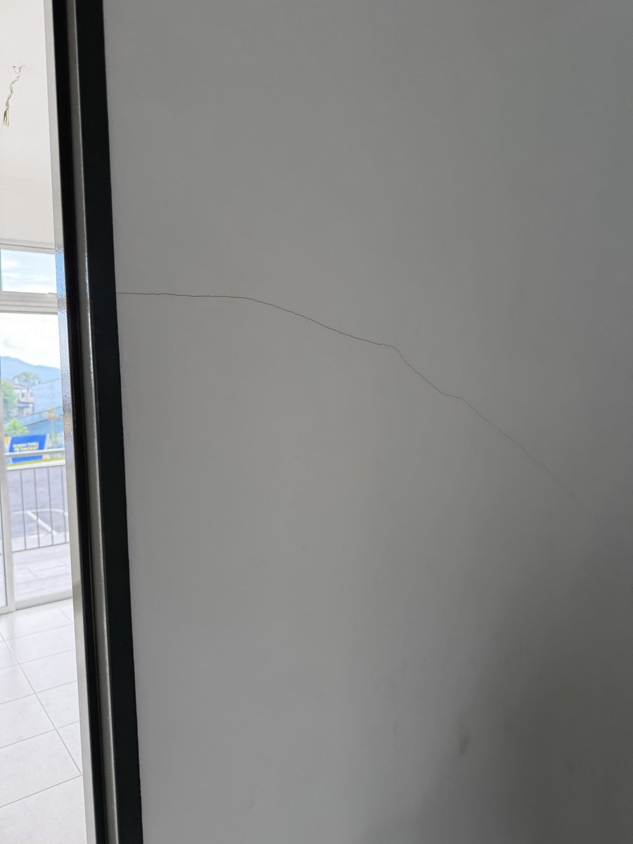 Rawnaphoto's tweet photo. Aku nk beli rumah.. tapi showroom pon dh ade crack.. rumah scientex.. agak2 ade masalah x utk masa akan dtg? https://t.co/RZxbK8tAsl