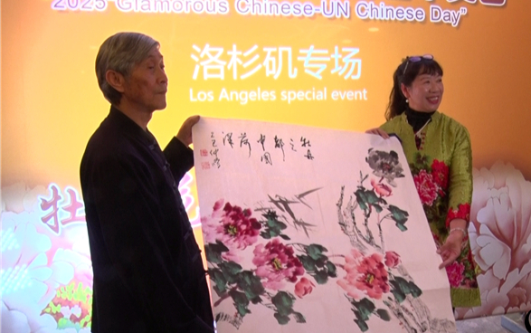 #Heze's stunning peonies took center stage at a recent #UN #ChineseLanguageDay event in #LosAngeles, receiving rave reviews from attendees! 👏

As the annual #peonyfestival approaches, Heze invites everyone to visit the "Peony Capital of China" and enjoy its vibrant blooms. 🌺 https://t.co/Qbth1e5cwf
