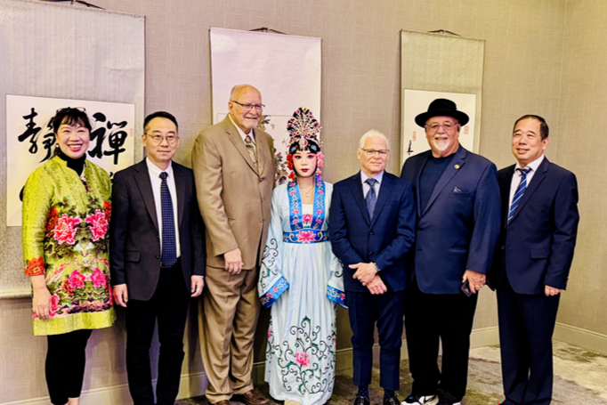 #Heze's stunning peonies took center stage at a recent #UN #ChineseLanguageDay event in #LosAngeles, receiving rave reviews from attendees! 👏

As the annual #peonyfestival approaches, Heze invites everyone to visit the "Peony Capital of China" and enjoy its vibrant blooms. 🌺 https://t.co/Qbth1e5cwf