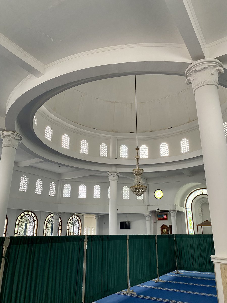 MelliUtami's tweet photo. Hari ke 3 Lebaran, Hari ini aku misah sama Ortu. Mereka lebaranan ke rumah kerabat. Aku mode introvert milih me time.
Review karpet masjid lg, dulu bgt kesini sekali sebelum corona sama temen kantor lama, anak2 “kota” taudeh ini masjid mana. MasyaaAllah habis zuhur disini hujan. https://t.co/R2OP86FDEq