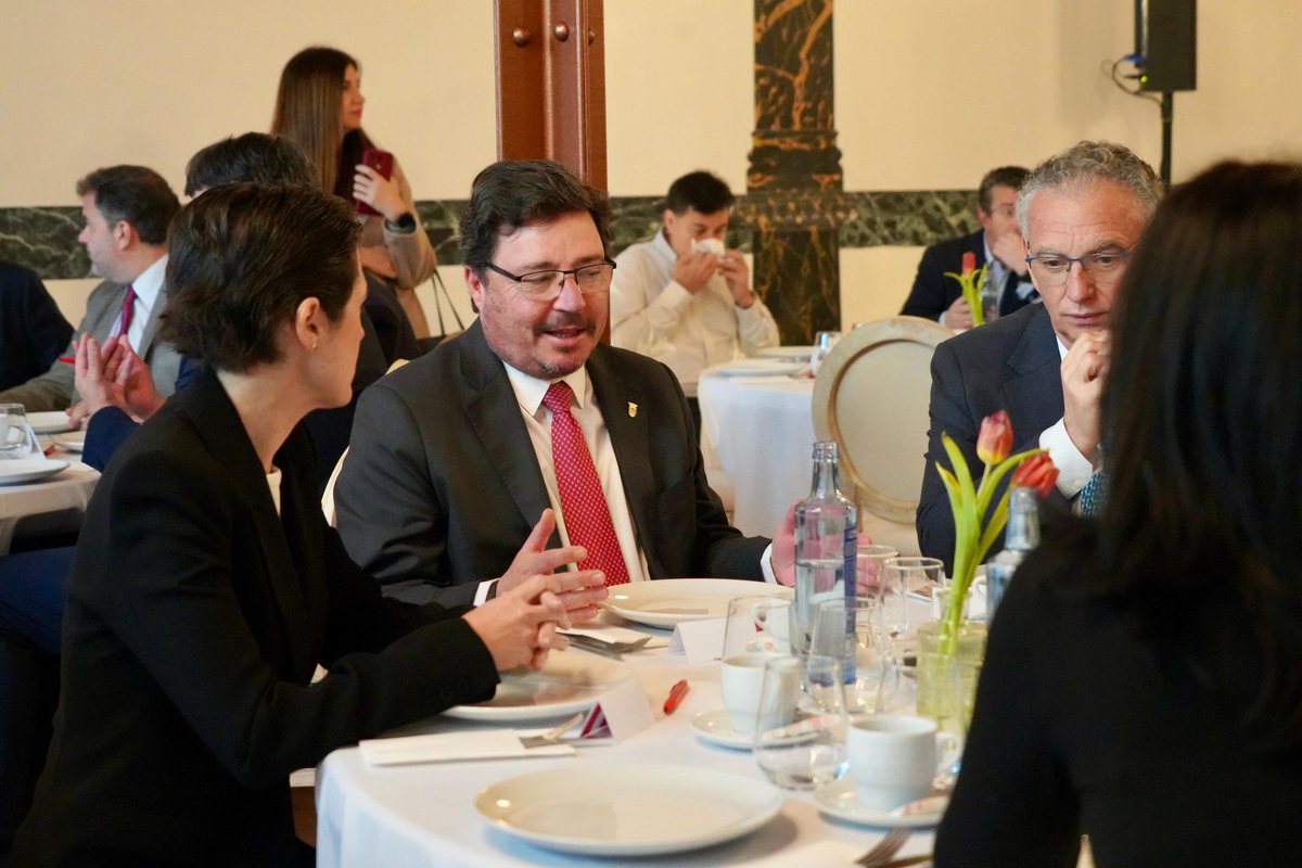 ‼☕ El consejero <a href="/GuiSantamaria/">Guillermo Santamaría</a> asiste al Desayuno-Coloquio: "Autónomos y empresas: desafíos y oportunidades en la economía actual" con Lorenzo Amor, presidente <a href="/autonomosata/">Fed. Autónomos 𝗔𝗧𝗔</a>.

✅ Se abordan los retos y oportunidades del tejido empresarial en el actual contexto económico y