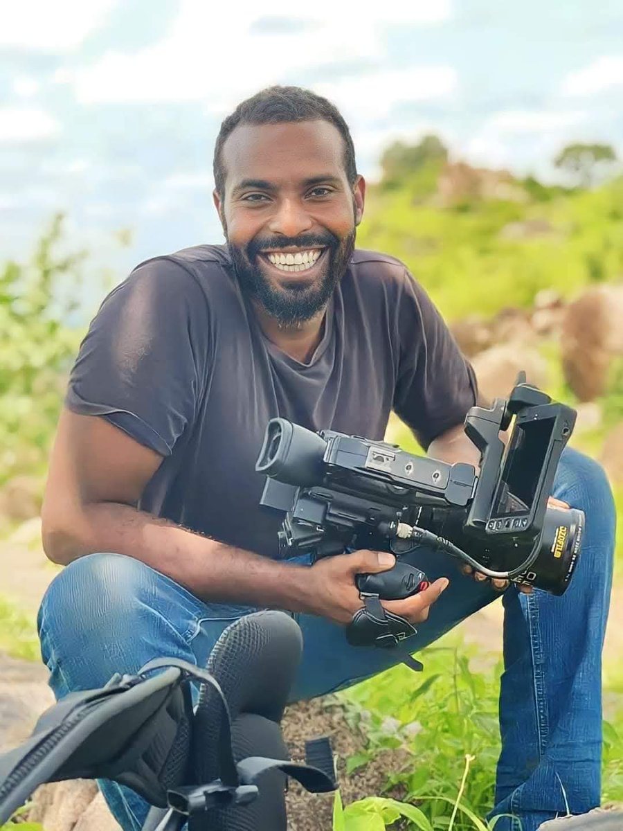 رحمة الله تغشا الوليد وحاتم وكل شهداءنا، نحن بنفقد خيرة شبابنا، الكان مفروض يكونوا بناة الوطن ومستقبله. بينما يقف الساسة المتآمرون والمليشيات يدمرون السودان ويقتلون أبناءه بلا رحمة.

حسبنا الله ونعم الوكيل على كل من تآمر على السودان ودمّره وقتل شبابه.