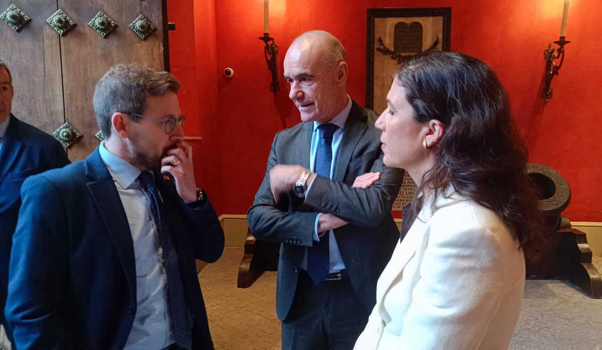 Frente a un Gobierno andaluz que destruye servicios públicos y desoye las necesidades de la gente, la alternativa es María Jesús Montero, que ya ha demostrado que puede impulsar un proyecto de bienestar y progreso para Andalucía. 

Foro #ElCorreoPregunta en <a href="/Cajasol/">Fundación Cajasol</a>