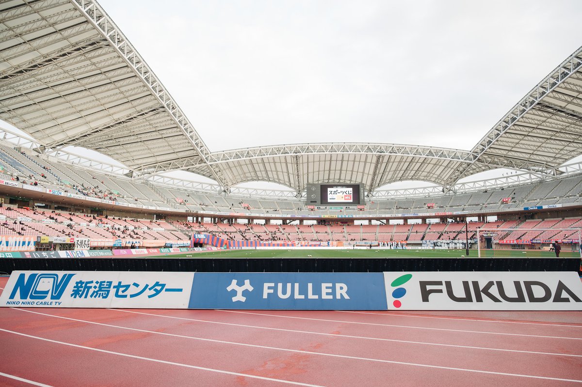 2025年の新卒社員と新潟本社の社員がビッグスワンでアルビレックス新潟の試合を観戦！フラーの看板の前で記念撮影もしました。がんばれアルビ！！！#albirex #アイシテルニイガタ