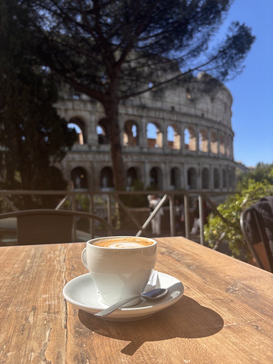 Sunny morning in Rome! 🇮🇹 ☕️