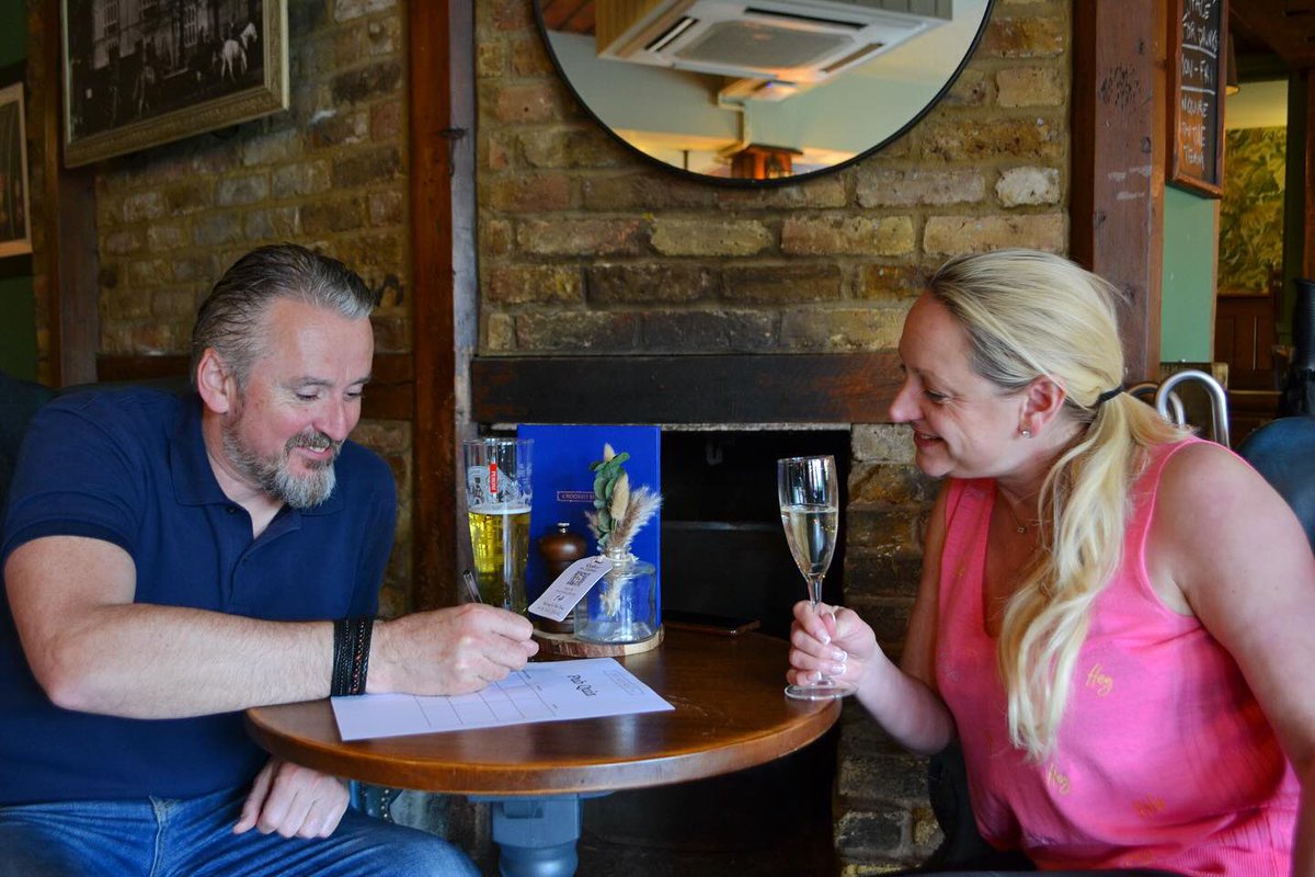 QUIZ NIGHT! The sun is shining and as far as we know, that’s called ‘pub weather’ right..? Perfect excuse to get down to the Billet for a cracking pub quiz this evening☀️🍻 join us from 7pm 🥳

#pubquiz #london #youngspubs #wimbledon #wimbledonvillage #wimbledoncommon #londonpub