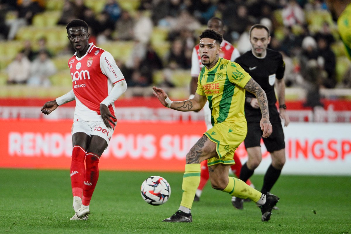 iciloireocean's tweet photo. "C'est la faute des joueurs. Il nous a manqué beaucoup d'attention. J'attends maintenant autre chose vendredi pour le match contre Nice. On doit s'accrocher beaucoup plus durant les duels, on va oublier le match du Havre" #FBsport #OGCFCN https://t.co/hztm2AO2C1