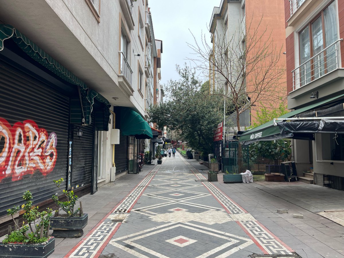 gazetekadikoy's tweet photo. Üniversite öğrencilerinin çağrısıyla başlayan 2 Nisan Satın Almama Günü’ne Kadıköy’den katılım yüksek oldu. İşletme sahipleri dükkan-kafe-barlarını açmazken sokaklarda sakinlik hakim…
https://t.co/9usfPmeWSx https://t.co/CxyBGXoGMZ