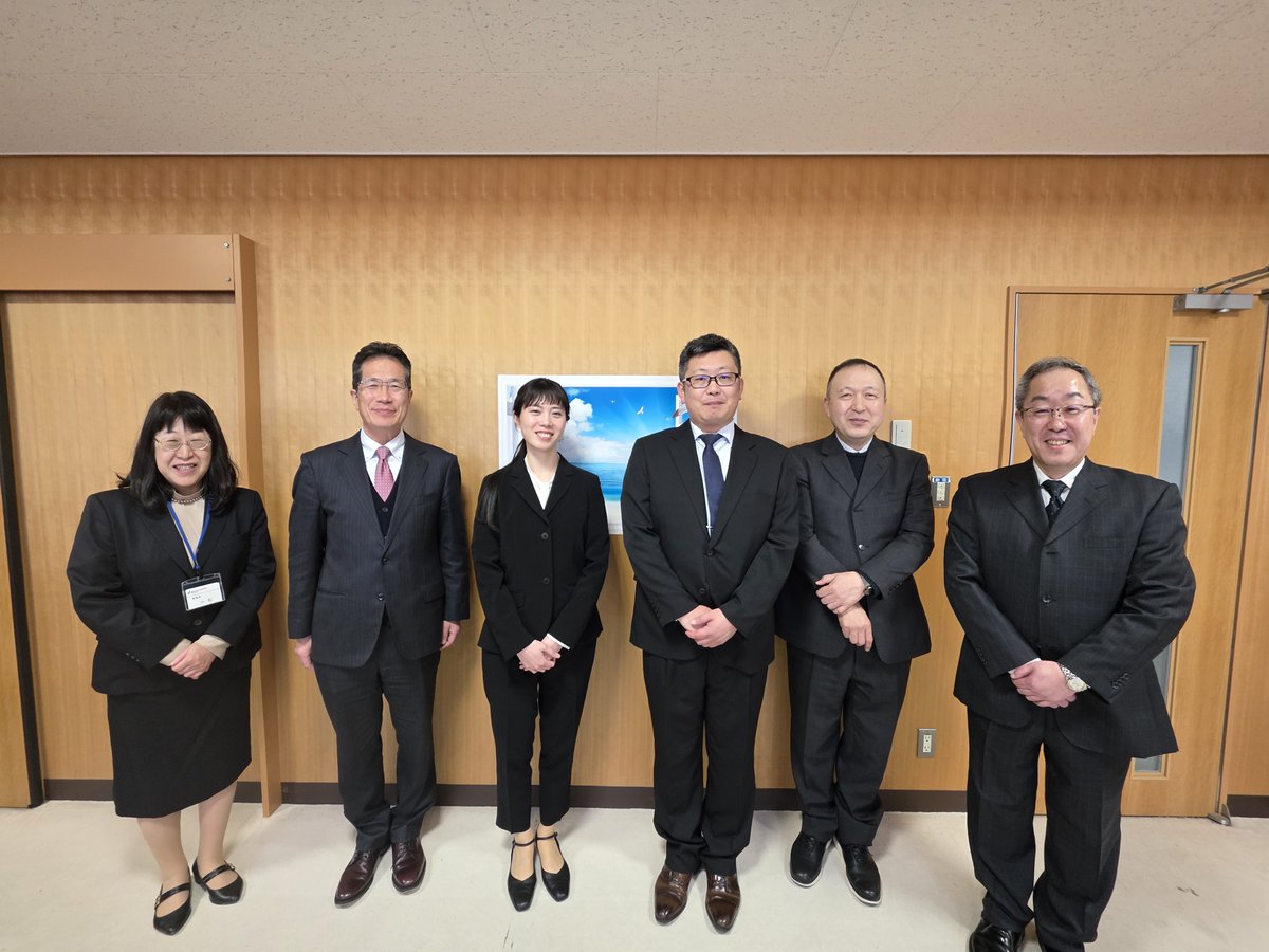 ４月１日付で採用されたみなさんに辞令を交付しました。右から、西、中野さん（美術）・山口さん（教職大学院）・内山さん（社会）・賜さん（附属松本統轄長）、事務長の小松さん。
みなさんよろしく願います。