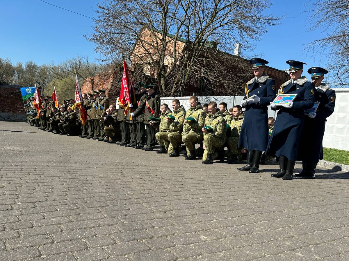 Brest_POGG's tweet photo. 🇧🇾🇷🇺В День единения Беларуси и России, в "Брестской крепости-герой" пограничники приняли участие в военно-патриотической акции "Выстрел Памяти"!
💫Кульминацией стал выстрел из артиллерийского орудия в 12:00, посвященный подвигу советского народа в годы войны. https://t.co/nBdYPpZD4w