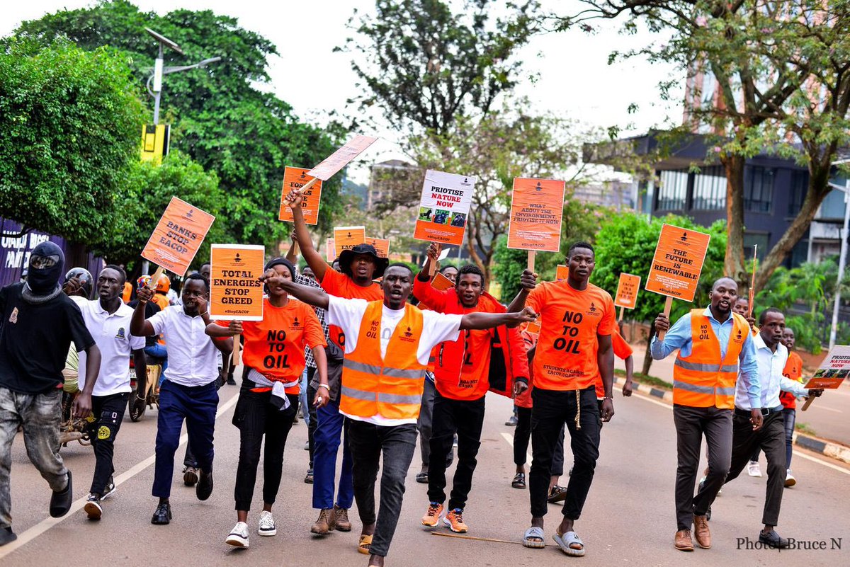 stop4Eacop's tweet image. Students marching today understand what @stanbicug  refuses to acknowledge- #EACOP is a dead-end project. #Fossilfuels are a relic of the past, yet @stanbicug  is financing environmental destruction instead of a just future. #StopEACOP #StanbicDivest