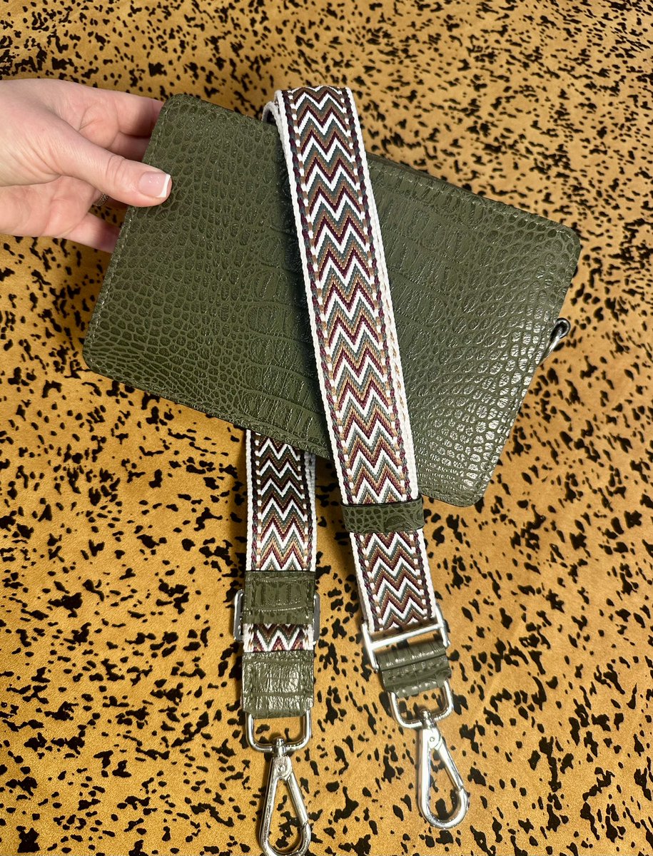 нам с мамой в короткий срок нужно собрать очень крупную сумму, она у меня пенсионерка, а я не привыкла просить помощи

кому не жаль, ретвитните, пожалуйста, распродажу моих готовых изделий: всё ручной работы из натуральной кожи

кросс-боди 21*14*6 в см, имитация рептилии, 9000₽